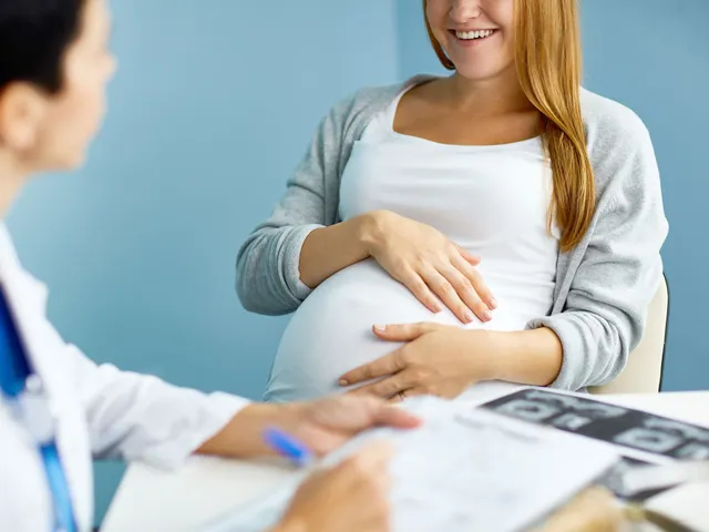 గర్భిణీ స్త్రీ నవ్వుతూ తన డాక్టర్‌తో మాట్లాడుతోంది.