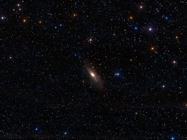 రాత్రి ఆకాశంలో నక్షత్రాలు మెరుస్తున్నాయి.