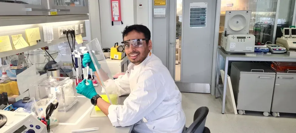 సంపత్ అమితాష్ గాధి ప్రయోగశాలలో