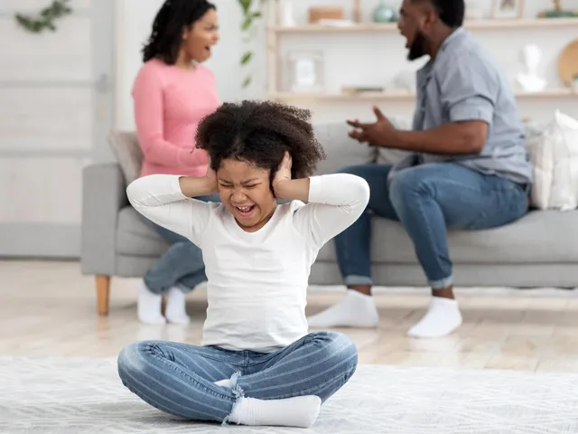 తల్లితండ్రులు వాదించుకోవడం వల్ల చిన్నారి చెవులు మూసుకుంది.