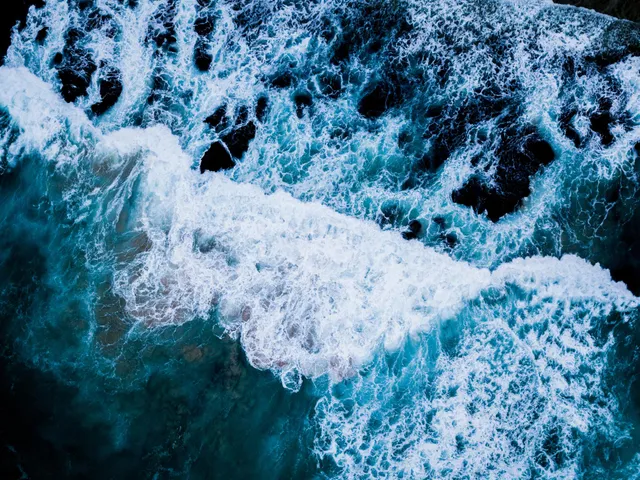 సముద్రం రాళ్లతో దూసుకుపోతోంది.