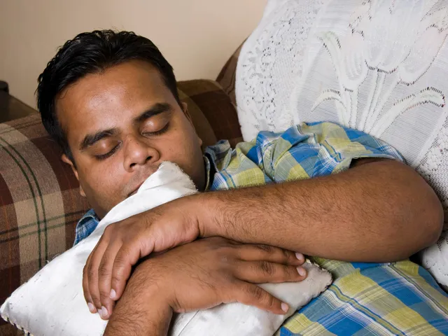 సోఫాలో హాయిగా నిద్రపోతున్నాడు.